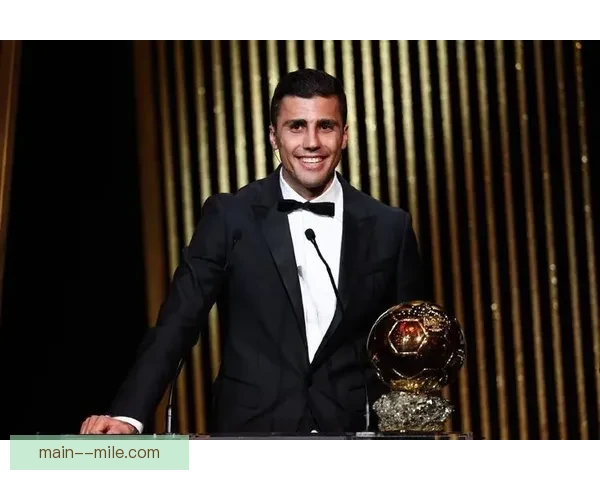 罗德里拄拐亮相金球奖红毯展坚韧与风采引关注