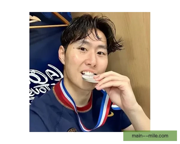 李刚仁亚洲杯小组赛惊艳任意球破门助力球队晋级